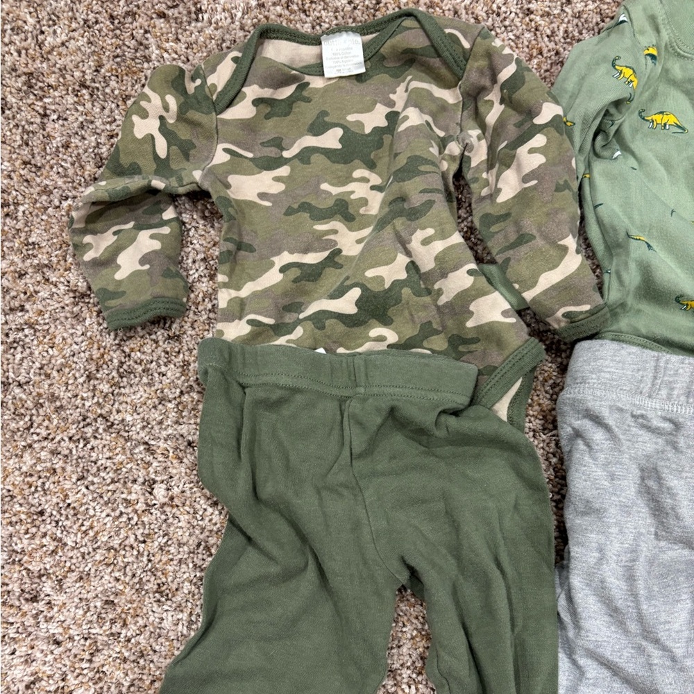 Assorted baby outfits - Picture 2 of 7